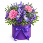 Цветы в коробке с ирисами