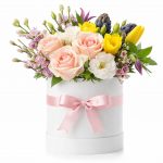 Цветы в коробке с тюльпанами