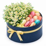 Цветы в коробке со сладостями