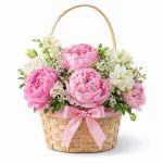 Цветы в корзинке с пионами